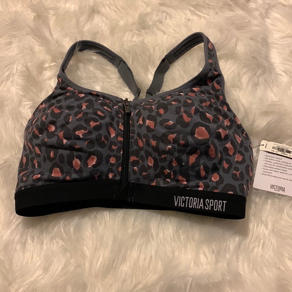 New Victoria’s Secret Knockout Sports Bra. Front closure. Leopard Print. 32 DD
